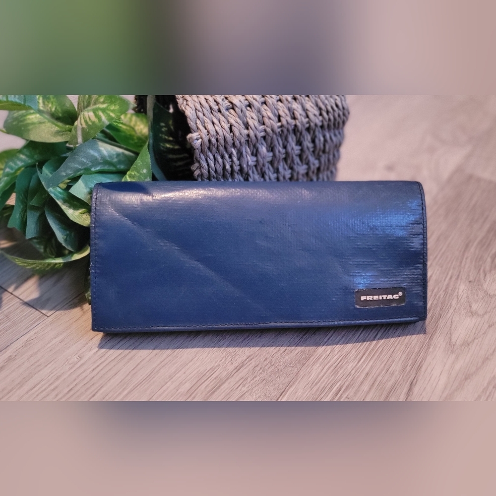Freitag F555 Caroline 8" x 3.5" (~20cm x 9cm) Blue and Red Wallet Cardholder - Picture 3 of 15